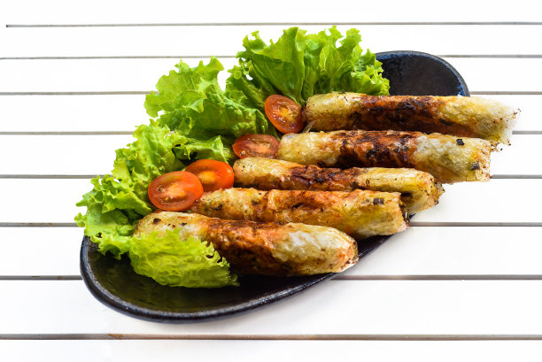 传统的越南炸春卷配猪肉，黑底宣纸侧视图图片下载