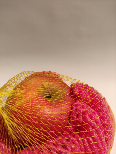 一些新鲜的红苹果在白色的草地上。图片下载