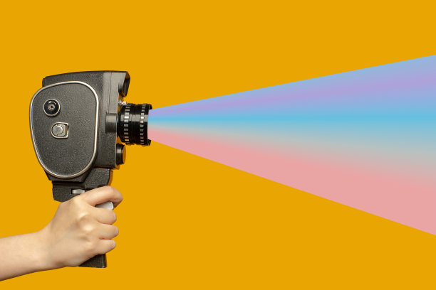 女子手持小视频老式复古黑色相机8毫米隔离在白色背景图片下载