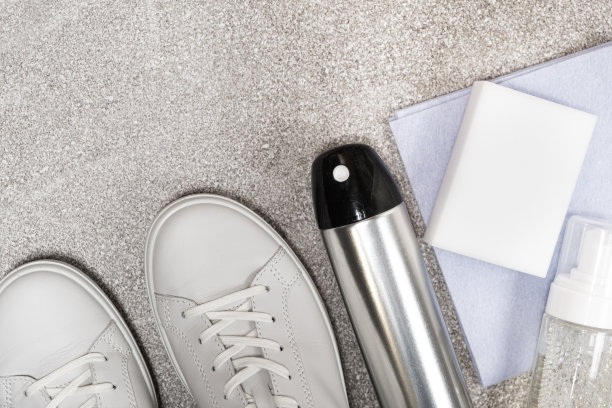白色皮鞋清洁套件-防水喷雾，泡沫，抹布和海绵，复制空间，文字的地方图片下载