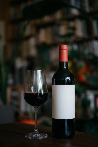 红色的酒杯和酒瓶，上面有空白的白色贴纸图片下载