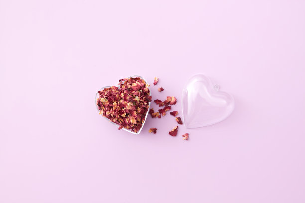 心形吊坠中的干玫瑰花瓣。图片下载