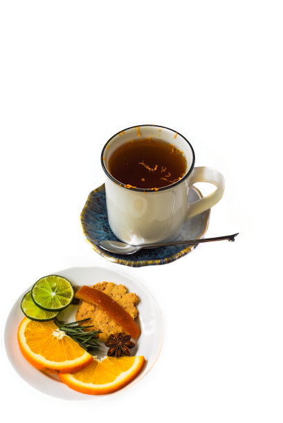 橙色肉桂茶与结晶水果和饼干孤立的白色背景图片下载