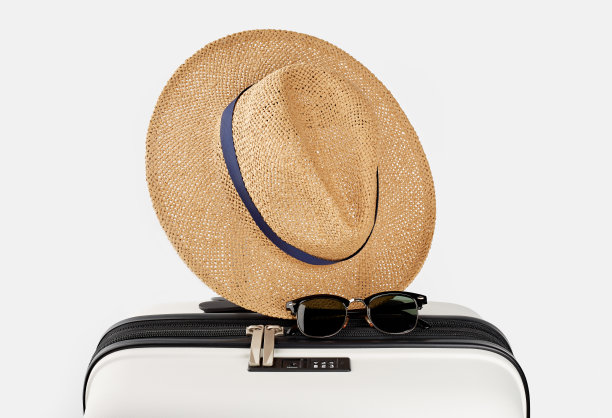 塑料旅行箱。白色行李箱孤立在白色背景上。聚碳酸酯行李箱隔离在白色。白色的箱子。图片下载