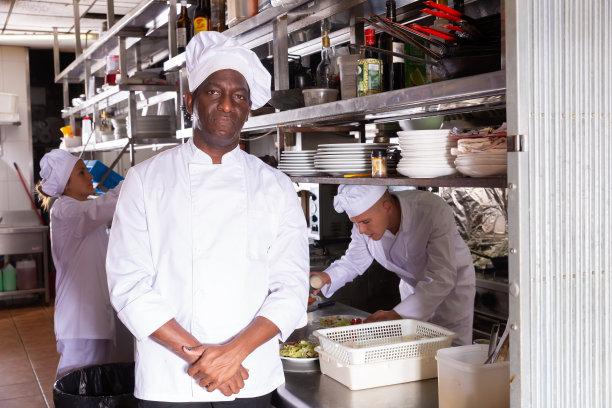 经验丰富的非裔美国厨师的餐厅在厨房摆姿势图片下载