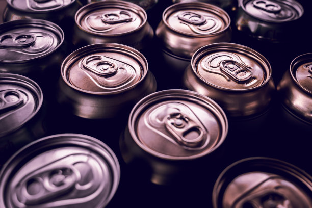 许多闭合的锡罐啤酒或苏打水图片下载