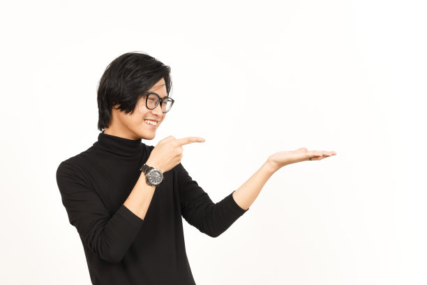 在白色上孤立的英俊的亚洲男子的手掌上展示，展示和持有产品图片下载