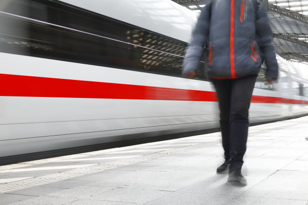 铁轨上的快速列车图片下载