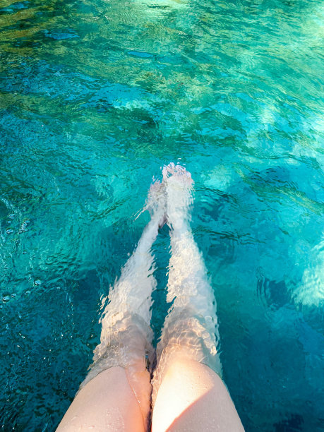 亚洲人在泳池里的腿图片下载