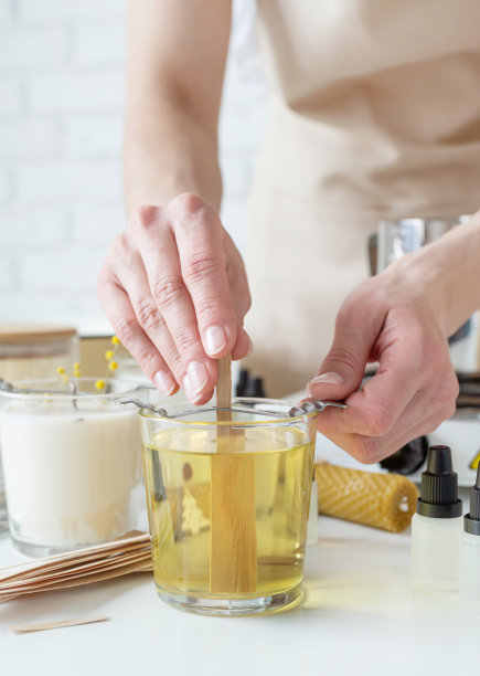 特写的妇女设置木制灯芯手工蜡烛图片下载