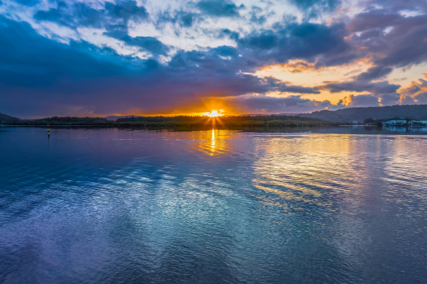 日出水景与雨云和反射图片下载