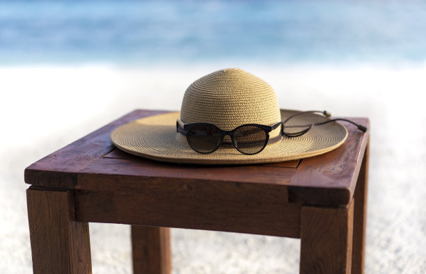 沙滩上的草帽和太阳镜。海滩度假概念图片下载