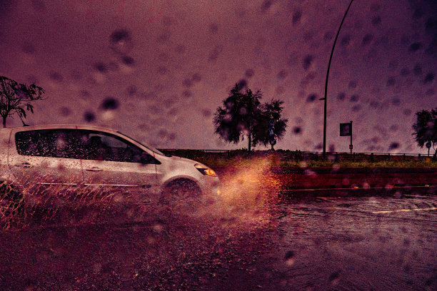 雨中汽车前灯的景象图片下载
