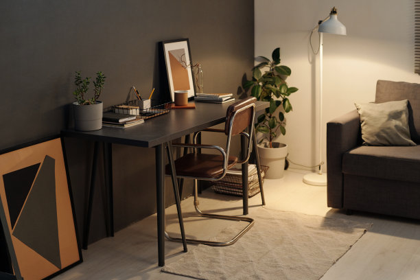 客厅靠墙的深灰色中型书桌图片下载