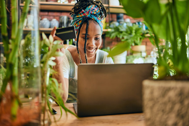 信用卡、笔记本电脑或黑人女性在网上用数字货币购买鲜花或植物。付款，女孩或快乐的企业家在电子商务网站上为农业小企业购买花卉产品图片下载