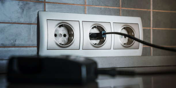 相机可充电电池从电源插座充电。图片下载