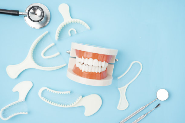 蓝色背景上的牙齿模型和仪器牙齿。图片下载