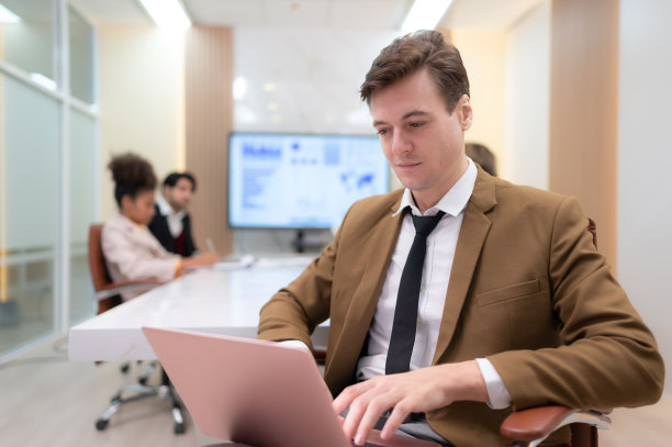 会议室里，年轻商人参加秘密会议，气氛严肃图片下载