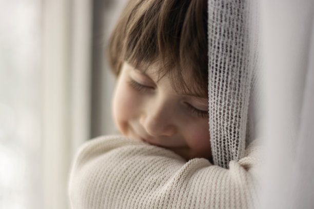 一个小女孩站在窗边的梦幻画像图片下载