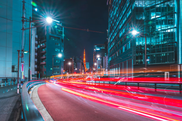 东京的城市道路和现代城市天际线图片下载