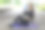 一名生活方式健康的年轻女孩在街头锻炼后，坐在人行道上的垫子上喝着水，戴着耳机听着音乐图片下载