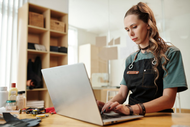 在笔记本电脑上工作的车间老板图片下载