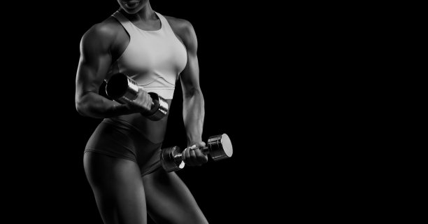 黑色背景上的运动女孩的黑白图像。健身概念图片下载