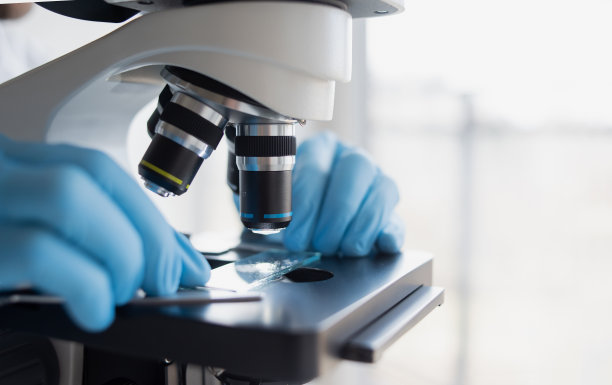 科学家在实验室使用显微镜，进行医学测试和研究，特写图片下载