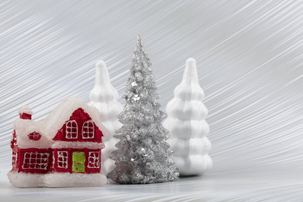 圣诞节或新年背景与银色雪冷杉树和红色玩具屋。明亮的节日背景。图片下载