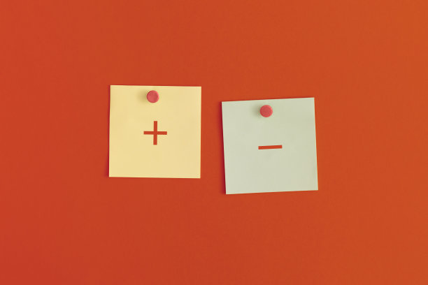 在决策、批准或投票时，有正面和负面评价概念的便利贴。图片下载