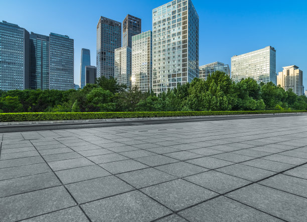 中国北京空无一人的城市广场路和现代商务区办公楼图片下载