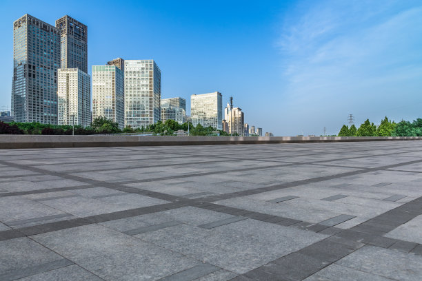 中国北京空无一人的城市广场路和现代商务区办公楼图片下载