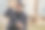 优雅的男子戴着帽子走在街上，手里拿着手机图片下载