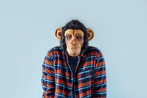 戴着猴子面具的人在打手势。图片下载