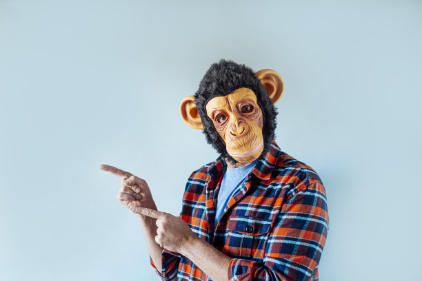 戴着猴子面具的人在打手势。图片下载