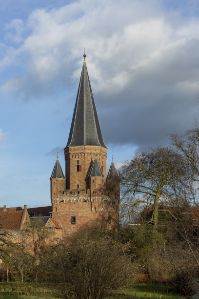 迷人的中世纪砖建筑入口塔图片下载