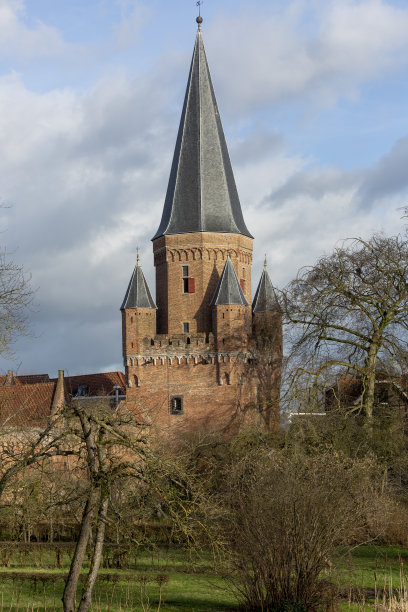 迷人的中世纪砖建筑入口塔图片下载