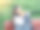 一个十几岁的小女孩喜欢在课间休息时坐在长凳上吃三明治。图片下载