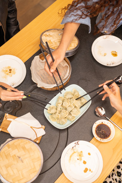餐厅餐桌上美味的亚洲食物壁纸，健康而传统的食物图片下载