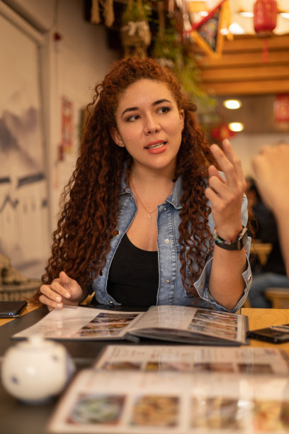 餐厅内饰有年轻卷发女性的生活方式，有对话和菜单图片下载