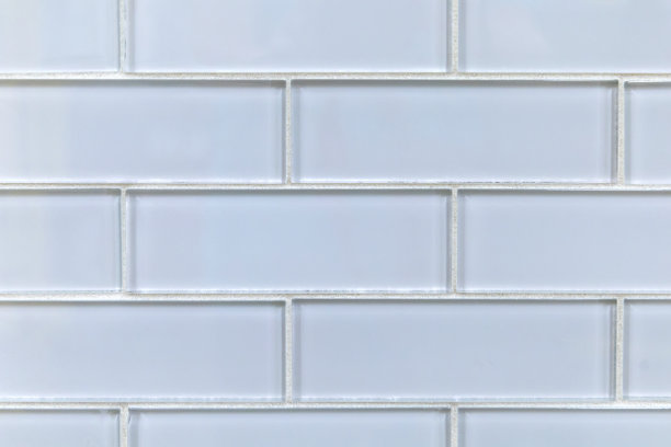 白色透明玻璃手工制作的矩形经典地铁瓷砖，用于后挡板，淋浴，浴室墙壁区域图片下载