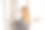 一名女子用智能手机在入口门锁上智能锁。使用无钥匙智能电子锁的概念。图片下载