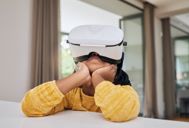 虚拟现实，元宇宙和儿童在虚拟课堂上进行在线学习，游戏或在线视频流在家里。未来教育，娱乐和创新的女童在家庭学校的用户体验技术。图片下载