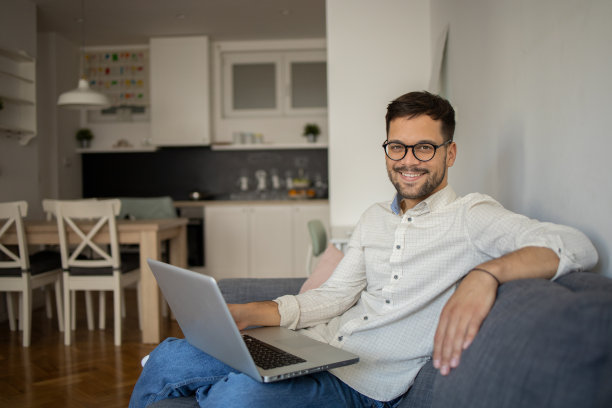 在家工作的男人图片下载