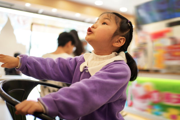 小女孩在一家饮料店挑选产品图片下载