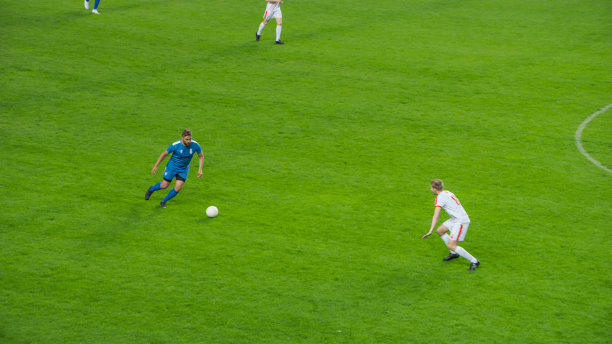 足球足球比赛事件在一个大联盟冠军:蓝队攻击，玩传球，带球。国际杯。实况体育频道广播电视概念。图片下载