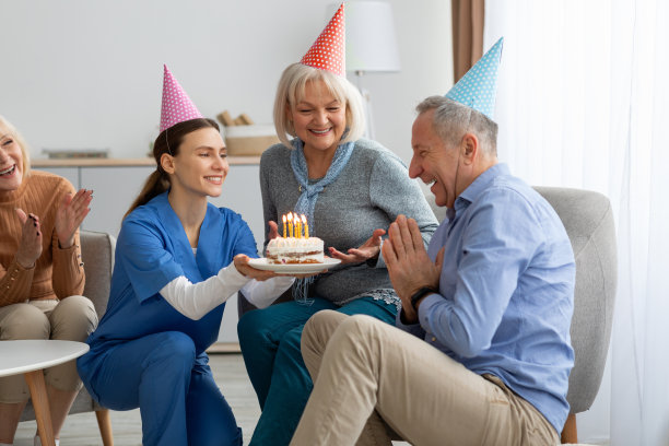 在养老院庆祝生日的快乐老年朋友图片下载