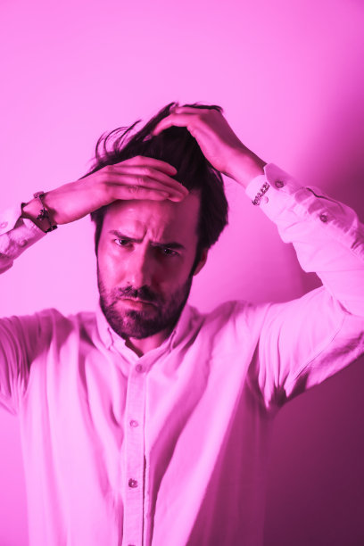 一个穿着白衬衫的严肃的白人年轻人的肖像图片下载