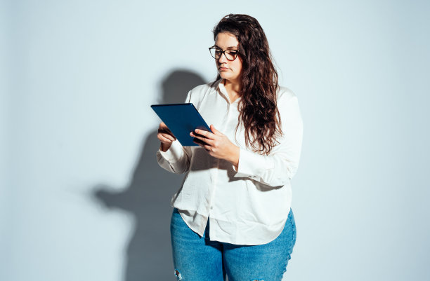 大号女模特在工作室摆姿势，玩得很开心图片下载