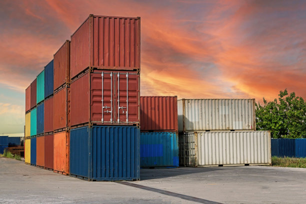 集装箱堆垛货船进口，集装箱物流业货物货运。图片下载